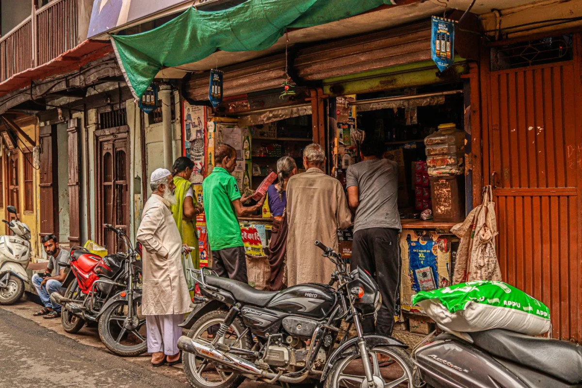 GMB service ke liye local business ka editorial visual